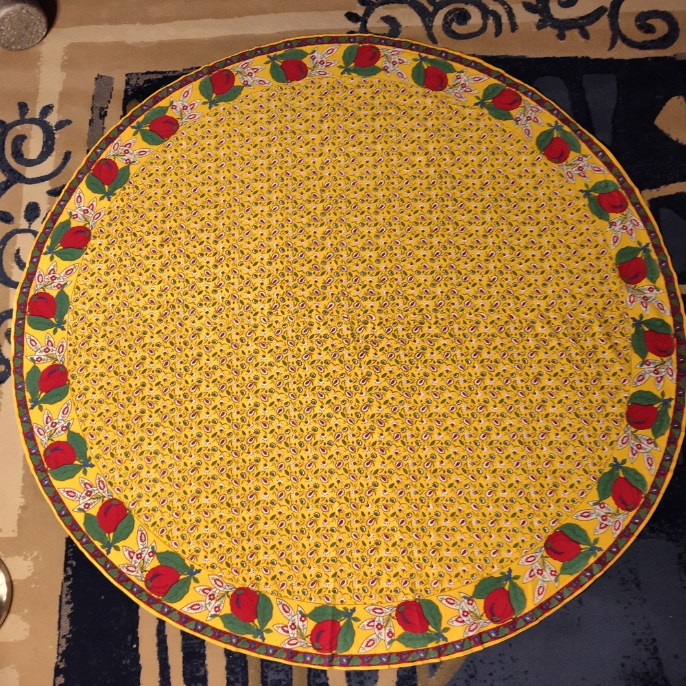 Colorful washable round cotton tablecloth with 6 matching napkins